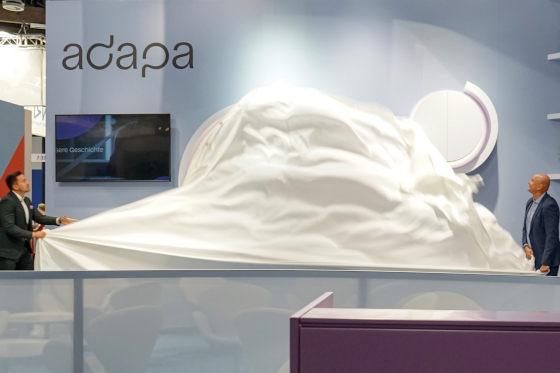 Enthüllung des neuen Namens und der neuen Strategie auf der Messe »Fachpack 2022« (Bild: adapa).