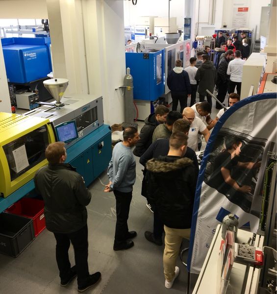 Rund 150 Besucher informierten sich auf der Ausbildungsmesse zu Berufen in der Kunststofftechnik. Bild: Kunststoff-Institut Lüdenscheid
