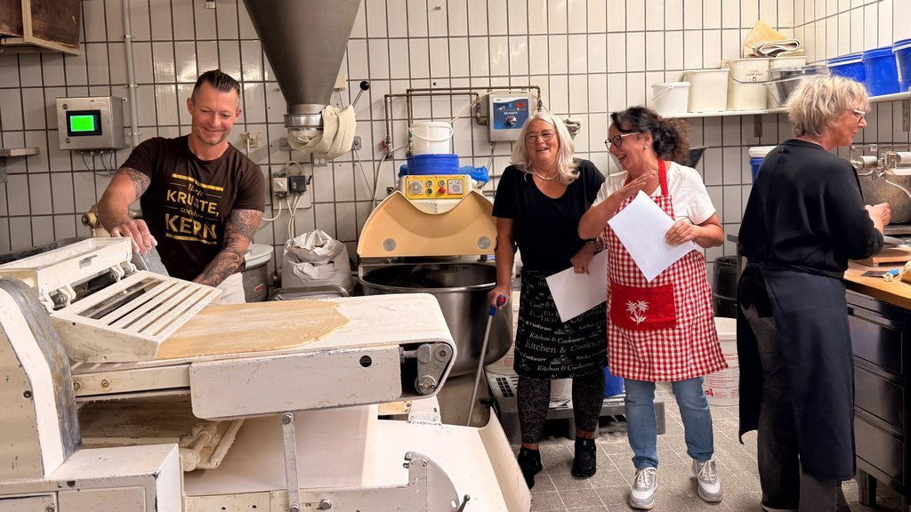 Bäckermeister Manuel Beha erklärt in seiner Backstube Kursteilnehmerinnen den richtigen Umgang mit verschiedenen Teigsorten (Bild: HWK KN / Stefanie Siegmeier)